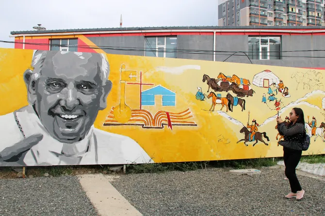 Un mural de bienvenida al Papa Francisco en Mongolia