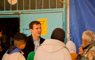 Xavier Bisits, de ACN, en Latakia con algunas víctimas del terremoto del 6 de febrero de 2023 Crédito: ACN