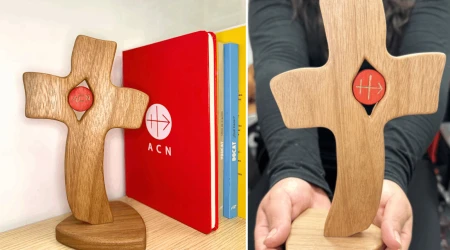 cruz tallada a mano por jóvenes artesanos amazónicos