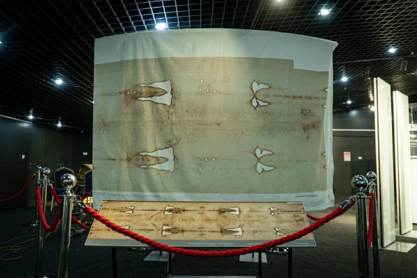 Exposición de la Sábana Santa de Turín en Astaná (Kazajistán). Crédito: Catholic Information Service of Central Asia - ACN