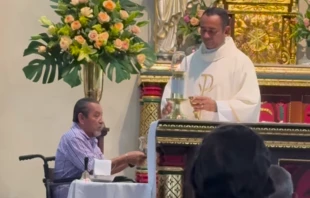 Reynaldo José acolitando. Crédito: Marcos Cobos