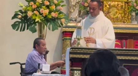 A sus 76 años y en silla de ruedas, anciano acólito sirve en Colombia