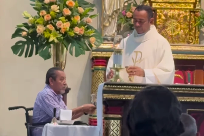 A sus 76 años y en silla de ruedas, anciano acólito sirve en Colombia
