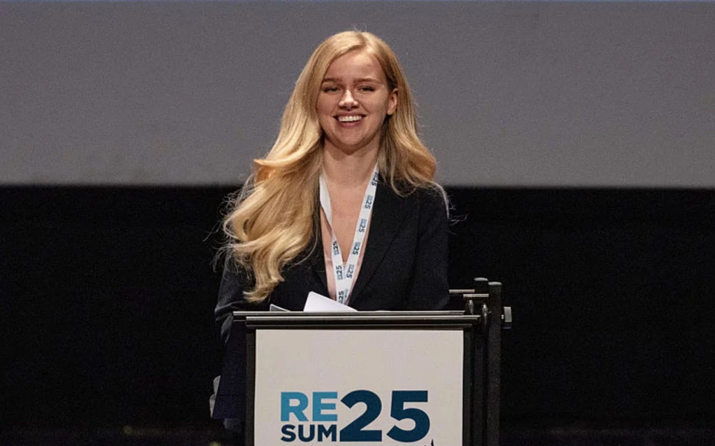 La comentarista política conservadora y activista holandesa Eva Vlaardingerbroek pronuncia un discurso durante la primera "Cumbre de Remigración" en el Teatro Condominio el 17 de mayo de 2025 en Gallarate, Italia. Recientemente, el gobierno del Reino Unido le prohibió la entrada al país por considerarlo "perjudicial para el bien público".?w=200&h=150