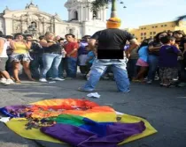 Activista gay realiza un acto obsceno y de cristianofobia en la Plaza de Armas (foto Facebook)