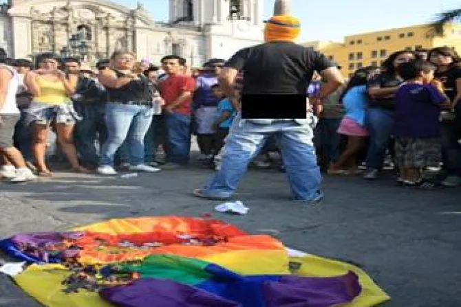 Campaña de lobby gay termina en acto obsceno y de cristianofobia