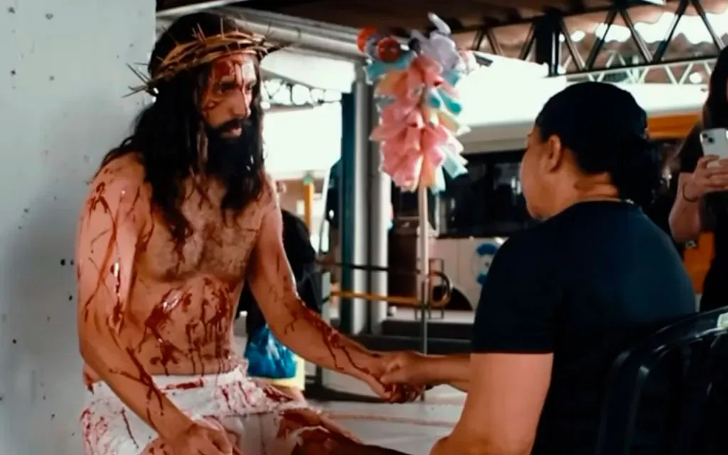 Actor que interpreta a Jesús aparece en una terminal de buses de Brasil.?w=200&h=150