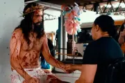 Actor que interpreta a Jesús aparece en una terminal de buses de Brasil.