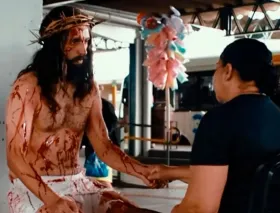 Actor vestido de Jesús con una corona de espinas conmueve en terminal de autobuses