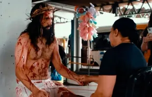 Actor que interpreta a Jesús aparece en una terminal de buses de Brasil. null