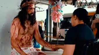 Actor que interpreta a Jesús aparece en una terminal de buses de Brasil.