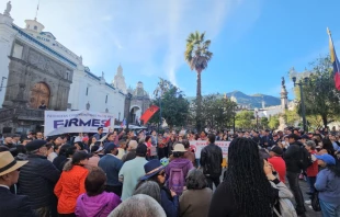 Diversos colectivos católicos y civiles de Quito (Ecuador) convocaron para el miércoles 3 de diciembre un acto público de reparación en la Plaza Grande, frente al Municipio. Crédito: José Ignacio Gómez