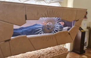 Cuerpo de Carlo Acutis al interior de una urna, Parroquia de Santa María la Mayor, en Asís. Crédito: Diego López Marina - EWTN News