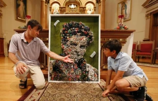 El artista Johnny Vrba presenta la obra comisionada por Carlo Acutis a los niños de la parroquia de San Carlo Acutis en Chicago. Crédito: Foto cortesía de Chicago Catholic