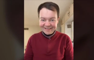 El polaco Adam Kotas ya no es sacerdote de la Iglesia Católica, ahora es pastor luterano. Crédito: TikTok adamkotasdirect