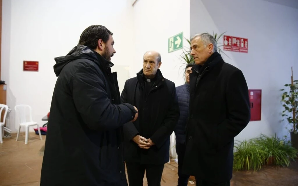 El Obispo de Córdoba (España), Mons. Jesús Fernández, (c) y el párroco de Adamuz, Rafael Prados (i).?w=200&h=150