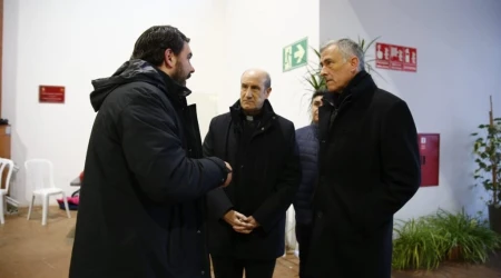 El Obispo de Córdoba (España), Mons. Jesús Fernández, (c) y el párroco de Adamuz, Rafael Prados (i).