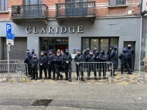 Policía belgas impiden el ingreso a laconferencia NatCon (Conservadurismo Nacionalista) el 16 de abril de 2024.
