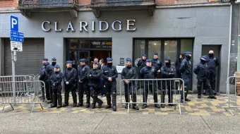 Policía belgas impiden el ingreso a laconferencia NatCon (Conservadurismo Nacionalista) el 16 de abril de 2024.