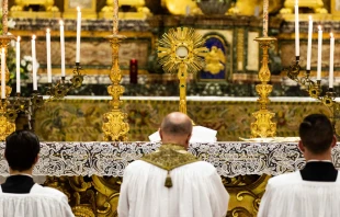 Foto referencial de una adoración eucarística Crédito: Daniel Ibáñez / ACI Prensa