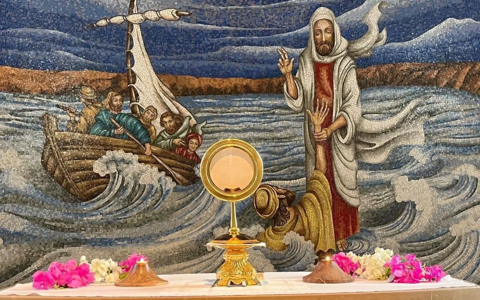 Adoración eucarística delante de mosaico de Jesús calmando la tempestad, en capilla del Magdala Center.?w=200&h=150