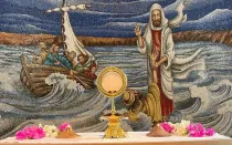 Adoración eucarística delante de mosaico de Jesús calmando la tempestad, en capilla del Magdala Center.