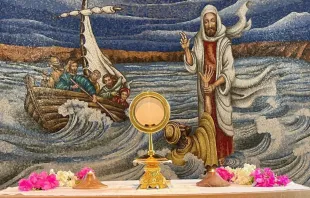 Adoración eucarística delante de mosaico de Jesús calmando la tempestad, en capilla del Magdala Center. Crédito: Cortesía del Magdala Center.