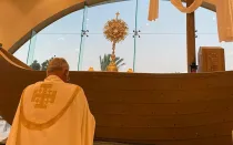 P. Juan Solana realiza Adoración Eucarística en Magdala.