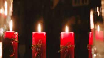 Las luces de una corona de Adviento.