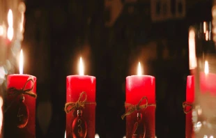 Las luces de una corona de Adviento. Crédito: Gian Reichmuth / Unsplash.