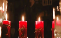 Las luces de una corona de Adviento.