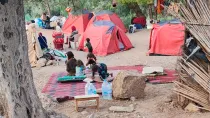Personas afectadas por el terremoto viviendo en tiendas de campaña