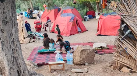 Personas afectadas por el terremoto viviendo en tiendas de campaña