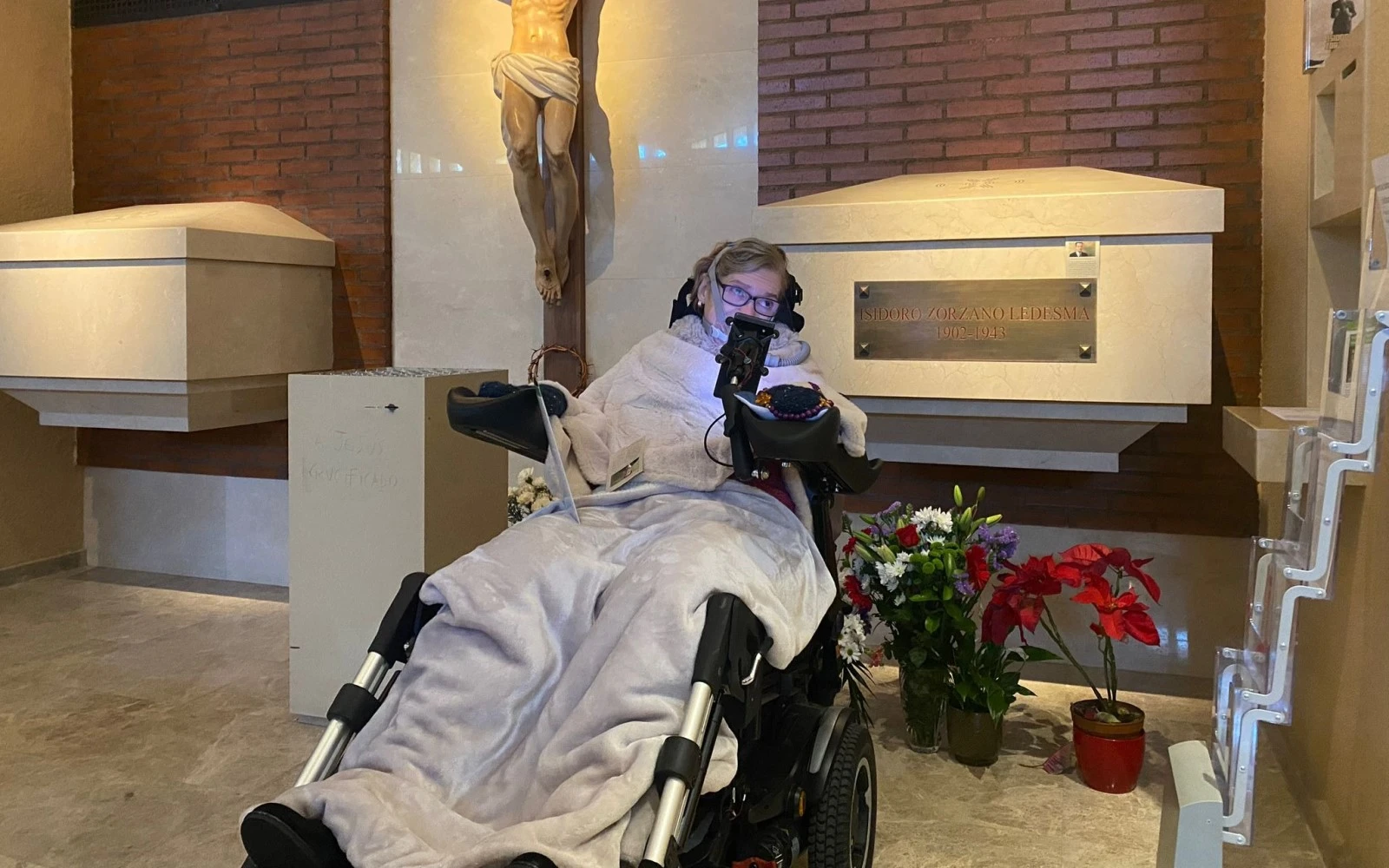 Águeda Rey junto a l tumba del siervo de Dios Isidoro Zorzano, en Madrid.?w=200&h=150