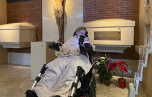 Águeda Rey junto a l tumba del siervo de Dios Isidoro Zorzano, en Madrid. Crédito: Águeda Rey.