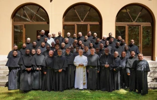 León XIV se fotografía con sus hermanos agustinos en Roma/ imagen referencial Crédito: Fundación Agustiniana en el mundo/ osafund.org