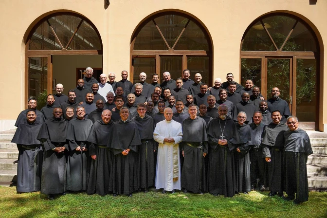 León XIV se fotografía con sus hermanos agustinos en Roma