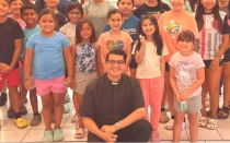 El P. Alan Sánchez con feligreses en la iglesia de San José en La Pryor, Texas (Estados Unidos).