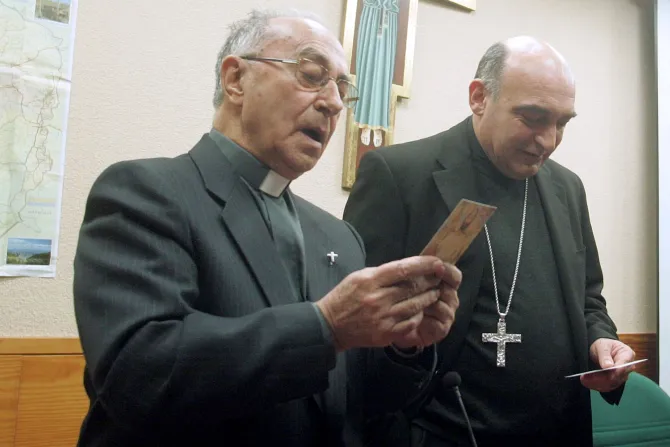 El P. Alexandre Alapont, junto al Arzobispo de Valencia, Mons. Enrique Benavent,cuando era auxiliar en 2010.