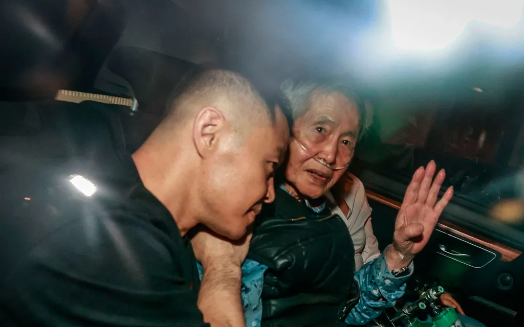 Kenji Fujimori y su padre, el expresidente Alberto Fujimori, en un auto saliendo de la cárcel.?w=200&h=150