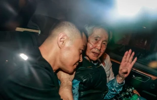Kenji Fujimori y su padre, el expresidente Alberto Fujimori, en un auto saliendo de la cárcel. Crédito: ANDINA / Vidal Tarqui