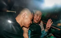 Kenji Fujimori y su padre, el expresidente Alberto Fujimori, en un auto saliendo de la cárcel.