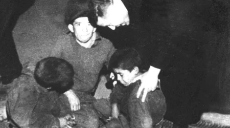 San Alberto Hurtado con los niños de la calle.