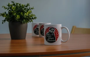 Taza del podcast "Dale a tu cuerpo Teología Macarena" Crédito: Cortesía