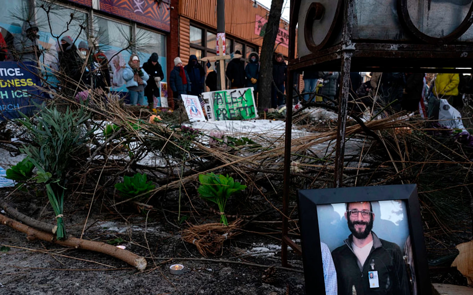 Una fotografía de Alex Pretti, de 37 años, ha sido colocada en la zona donde fue asesinado a tiros por agentes federales de inmigración el 24 de enero en Minneapolis, Minnesota.?w=200&h=150