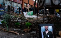 Una fotografía de Alex Pretti, de 37 años, ha sido colocada en la zona donde fue asesinado a tiros por agentes federales de inmigración el 24 de enero en Minneapolis, Minnesota.
