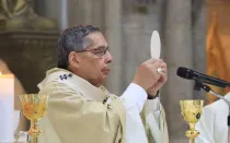 Mons. Alfredo Espinoza Mateus en la Misa del 12 de septiembre en la Basílica del Voto Nacional.