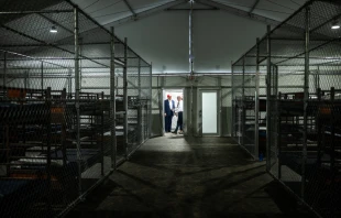 Presidente Donald Trump visita las filas de literas del interior del centro de detención “Alligator Alcatraz”, ubicado en Florida. Crédito: The White House, dominio público, via Wikimedia Commons