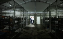 Presidente Donald Trump visita las filas de literas del interior del centro de detención “Alligator Alcatraz”, ubicado en Florida.