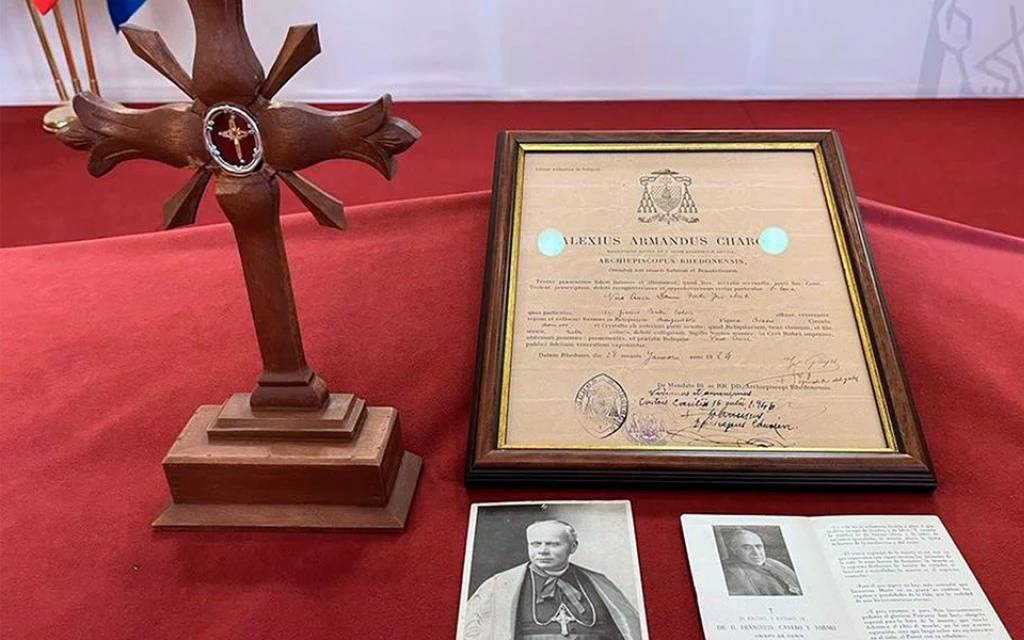 Cruz que contiene dos astillas del Lignum Crucis que fue comprada por casualidad en Internet.?w=200&h=150